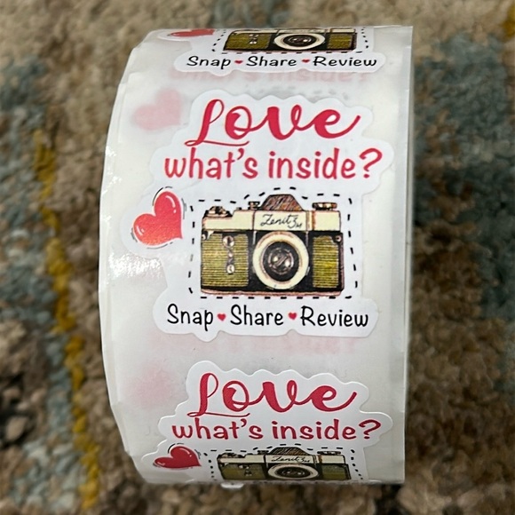 Charming Love What's Inside Stickers - White, Red, and Gold Roll of 500 - Picture 1 of 6